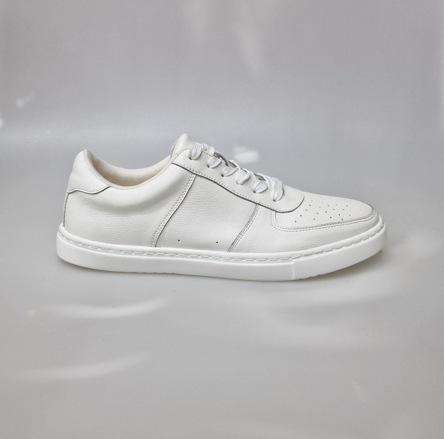 Sneaker in ecopelle bianca THOR Wish Dance Shop con suola bianca in gomma e resina tecnica, dettagli neri e design moderno