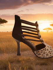 Carica immagine nella Galleria, SESHAT Leopard Swarovki (460F) - Sandalo da Donna in Camoscio Nero Elastici Neri con Livrea Leopardo in Swarovski Bianchi Neri Champagne e Oro e tacco a Rocchettino Smaltato Nero