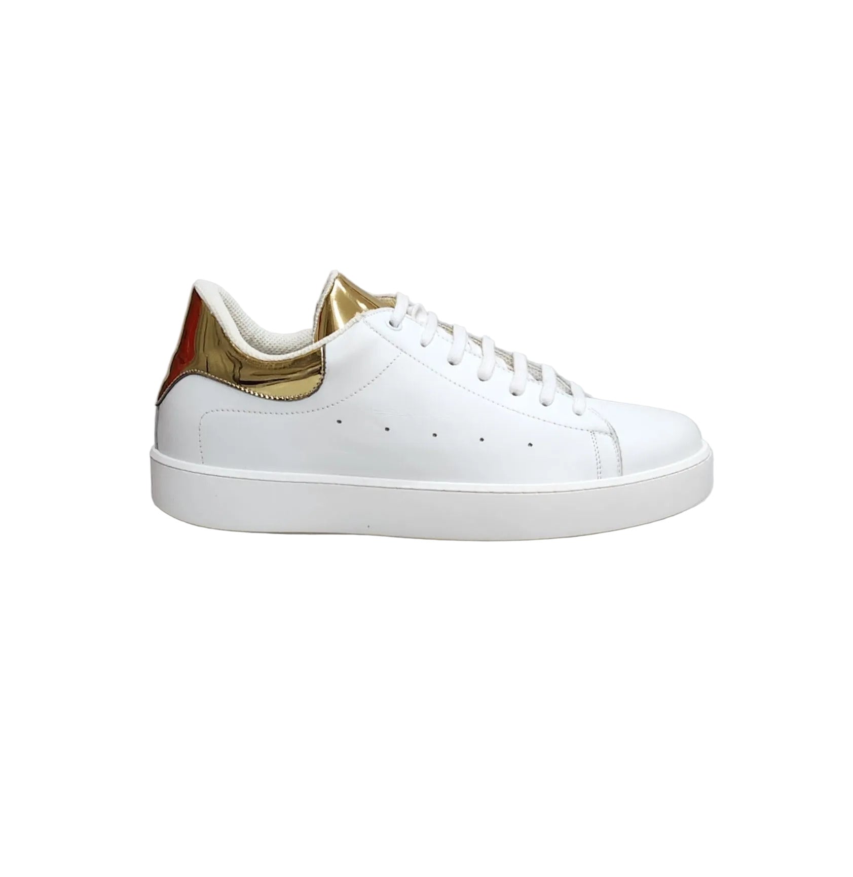 Scarpe sneakers NIKOLAS SK5 in pelle bianca con inserti dorati, suola in microfibra e interno traspirante in lattice.