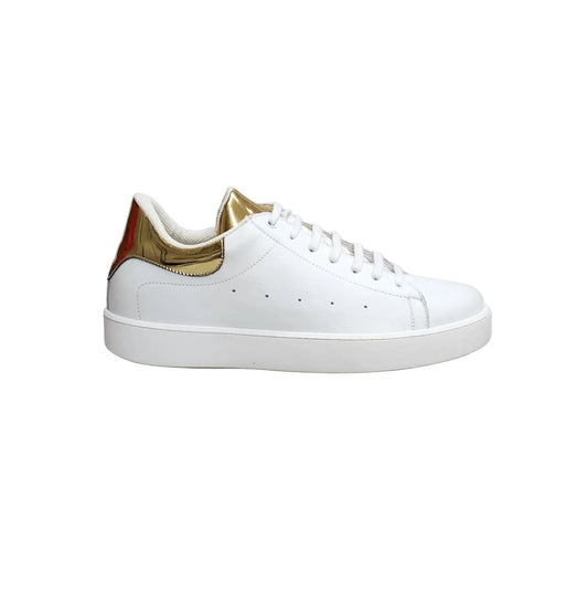 Scarpe sneakers NIKOLAS SK5 in pelle bianca con inserti dorati, suola in microfibra e interno traspirante in lattice.