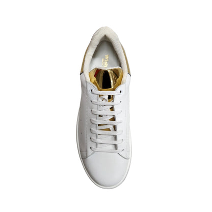 Sneaker NIKOLAS SK5 in pelle bianca con inserto dorato specchio, suola in microfibra, interno traspirante e dettagli in lattice bianco.