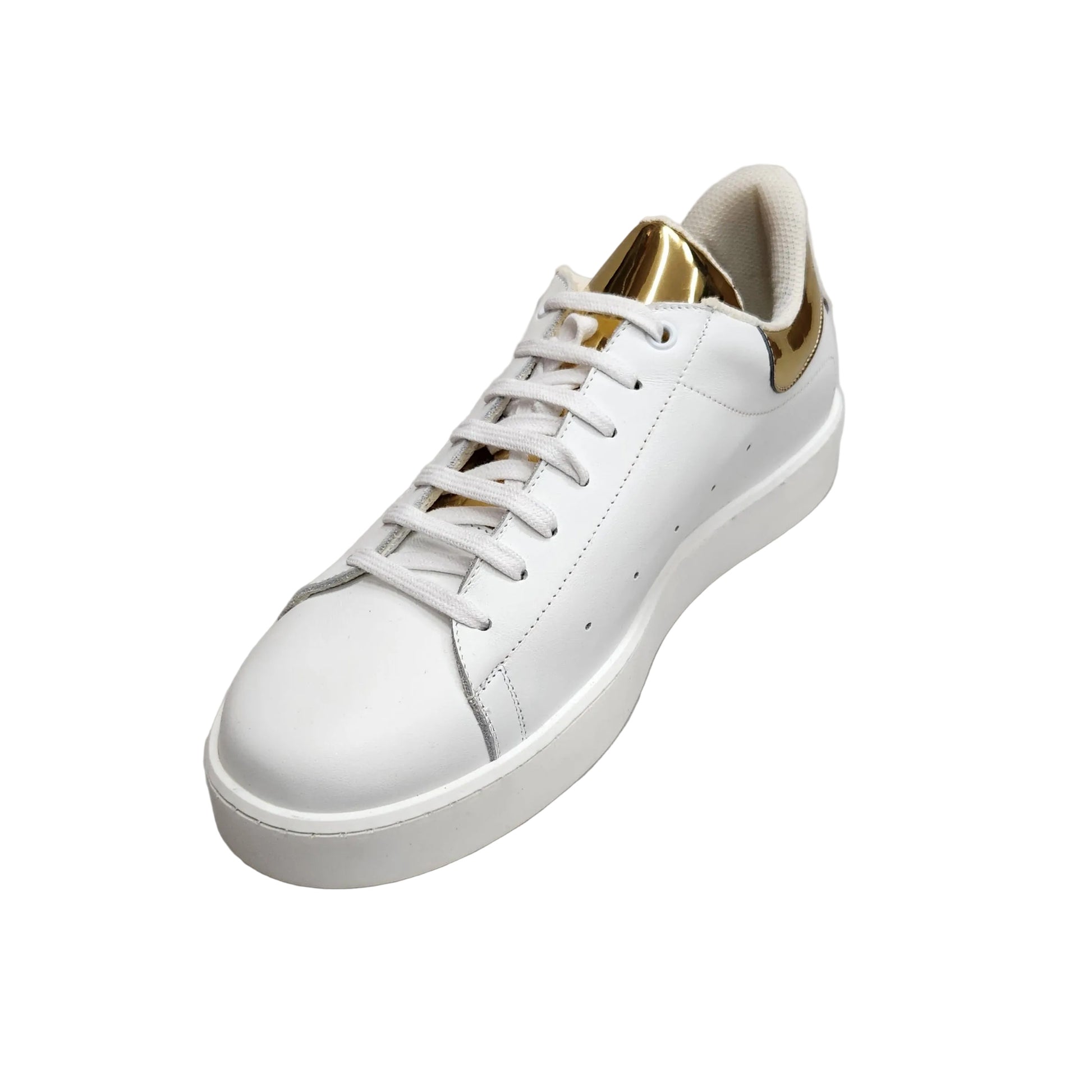 Sneaker NIKOLAS SK5 in pelle bianca con inserto oro specchio, suola in microfibra, interno traspirante e dettaglio lattice.