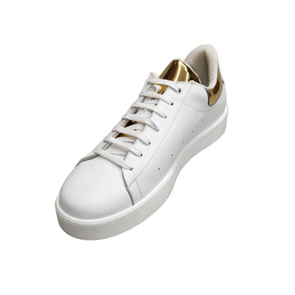 Sneaker NIKOLAS SK5 in pelle bianca con inserto oro specchio, suola in microfibra, interno traspirante e dettaglio lattice.