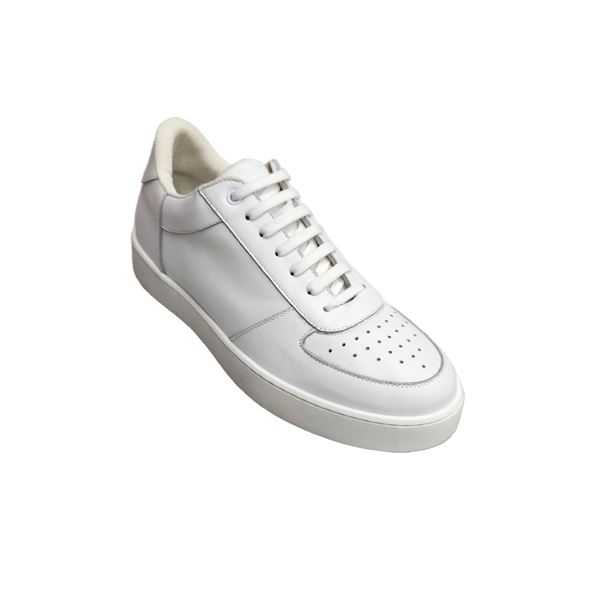 Sneaker Wish Dance Shop MIKI White in pelle bianca con fori traspiranti, fodera tessuto antisudore e suola in lattice bianca.