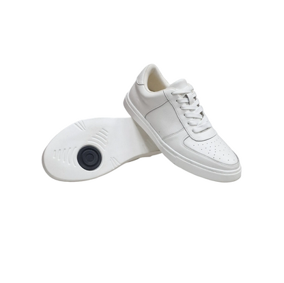Scarpe sneaker in ecopelle bianca Wish Dance Shop con suola in gomma e resina, dettagli neri e design moderno.