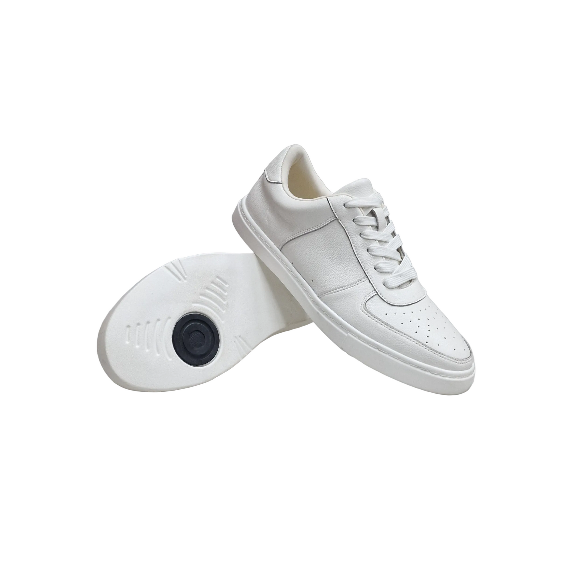 Sneaker bianca in ecopelle Wish Dance Shop, suola in gomma e resina, dettagli neri e design moderno.