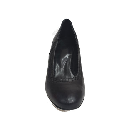 Scarpa décolleté arricciata nera Outlet con tacco medio, realizzata in pelle, vista frontale su sfondo neutro.