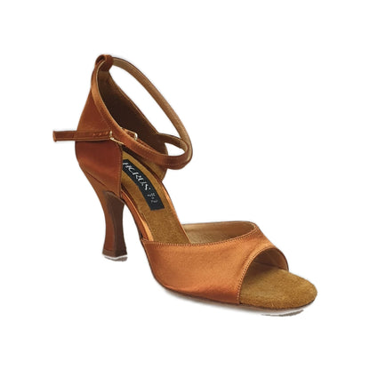 Scarpa in raso bronzo Outlet con tacco a rocchetto, elegante e sofisticata, visibile nella immagine.