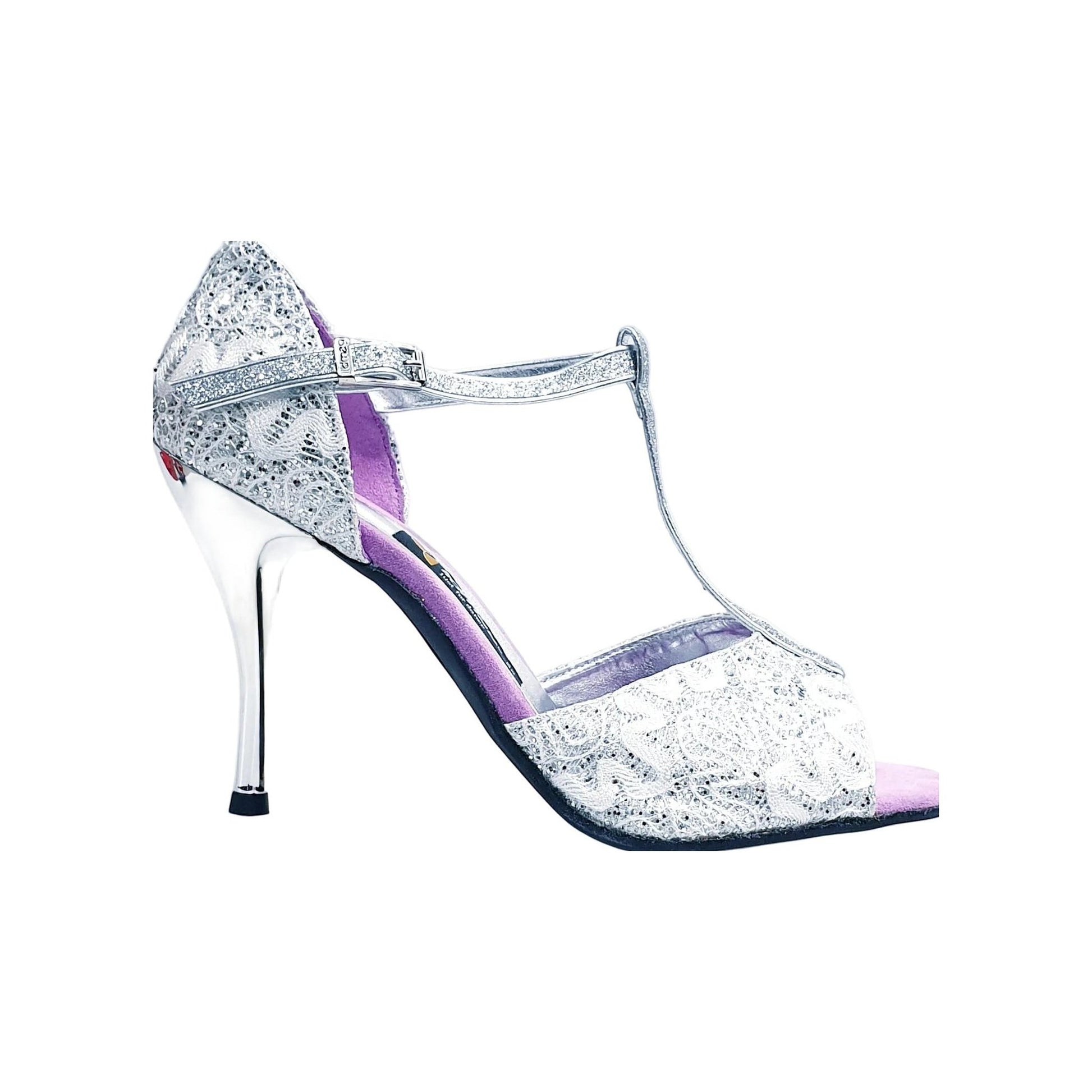 Scarpa Outlet Pizzo Bianco con dettagli eleganti, suola leggera e design raffinato, visibile nella immagine.