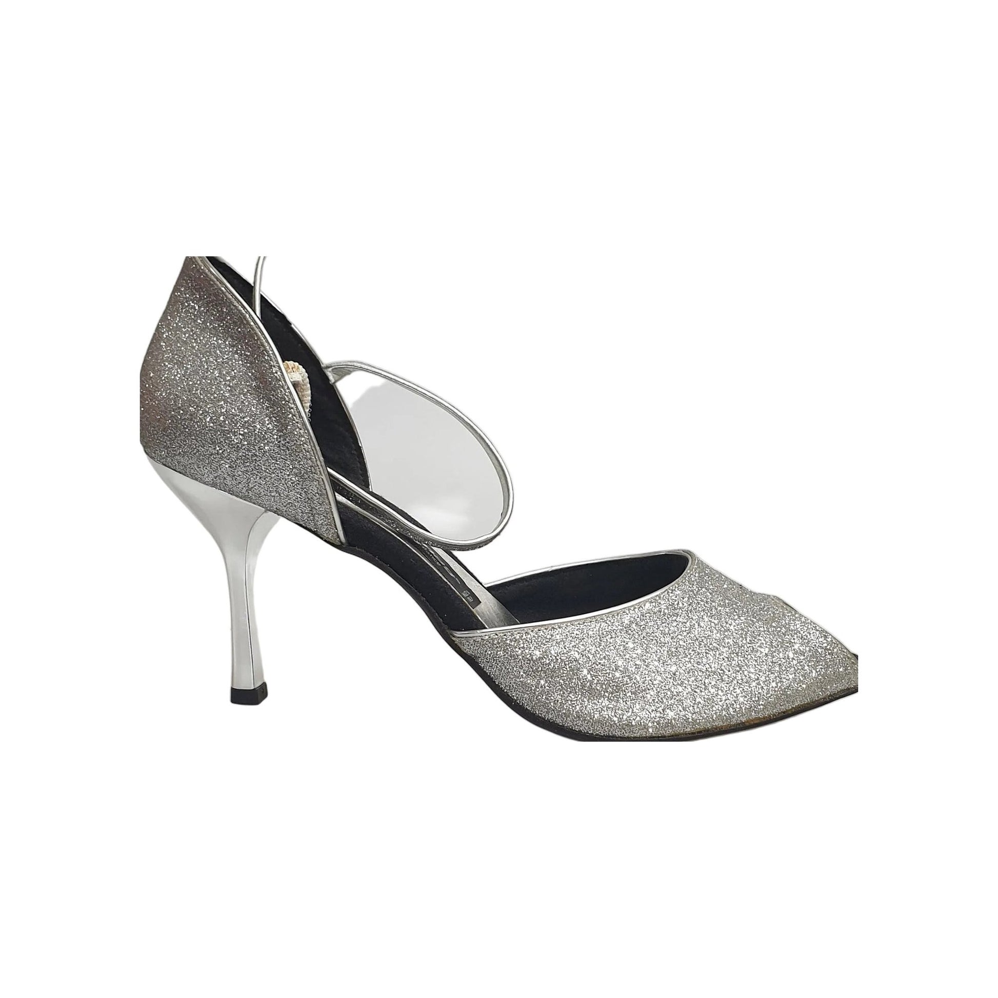 Scarpa glitter argento Outlet, elegante e scintillante, con dettagli lucidi e tacco sottile, visibile in primo piano.