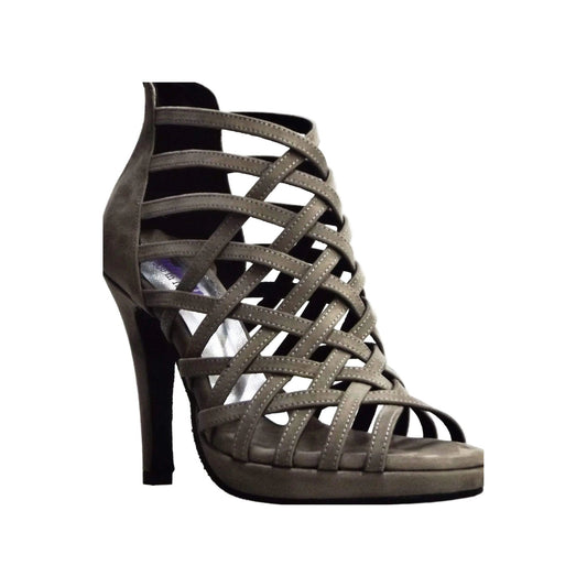 Scarpa donna Intrigo in camoscio grigio con tacco a spillo largo e plateau, modella elegante e moderna.