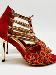 Carica immagine nella Galleria, RED FOX (460PW) - Sandalo da Donna in Camoscio Rosso Elastici Oro con Tessuto Rosso inserti disegnati in Glitter Oro e tacco a spillo laminato Oro
