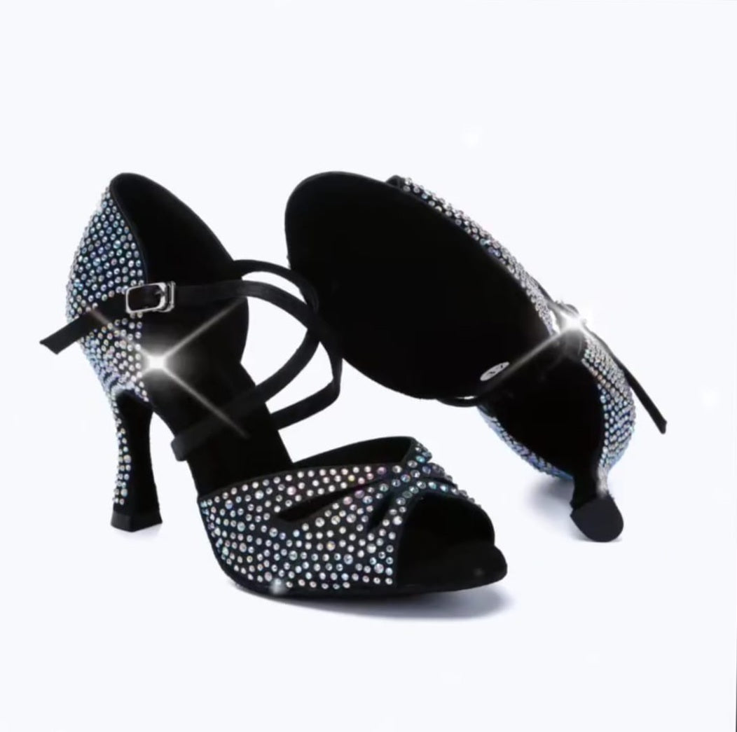 Scarpa da donna Flavia Dreams Deluxe in raso nero con strass boreali e tacco a rocchetto, elegante e raffinata.