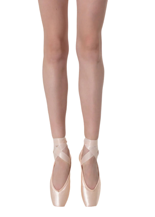 Punte da danza classica Grishko Vaganova, diverse durezza e larghezze, con scarpa da balletto bianca e dettagli in tessuto.