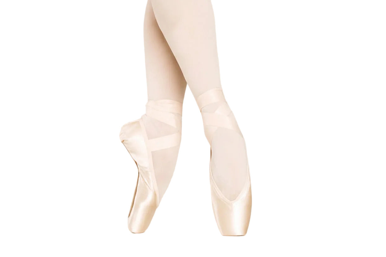 Punte da danza classica Russian Class RUBIN RD per ballerini intermedi e avanzati, marca Wish Dance Shop, su pavimento.