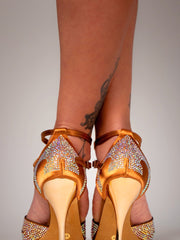 Load image into Gallery viewer, DELUXE MARIPOSA (L102 QB) - Scarpa da Ballo Donna in Raso Seta Bronzo Tan con Swarovski  Cinturino Incrociato alla Caviglia e Tacco a Spillo Laminato Oro Ramato

