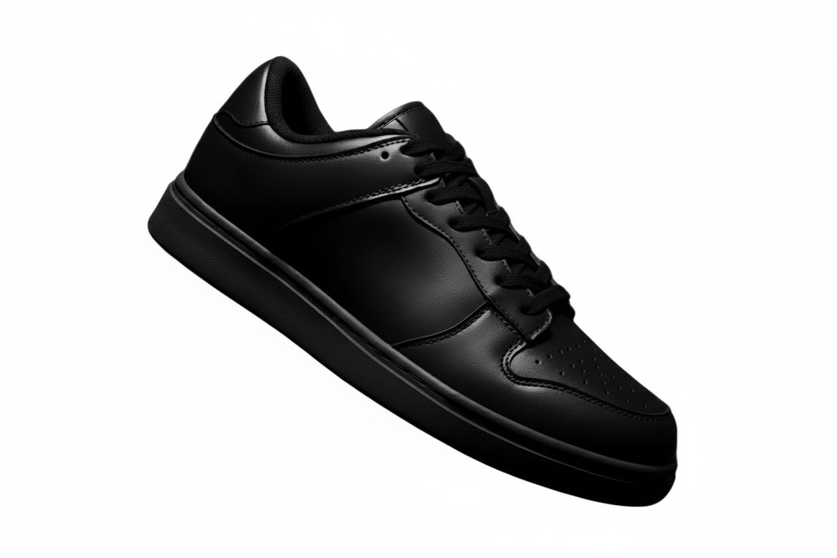 Sneaker in ecopelle nera vegan Wish Dance Shop con suola in gomma e resina, dettagli con cerchi rossi.