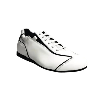 Sneaker bianca HABANA di Ivan con profili neri e suola in Microlight, scarpa in pelle elegante e comoda.