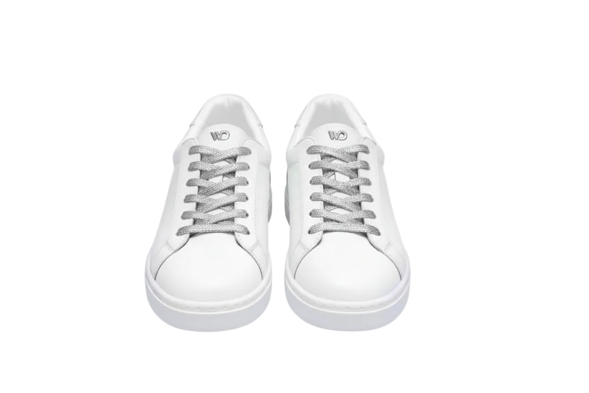 Sneaker ecopelle bianca ATACA Uriel Vortex Wish Dance Shop con suola bianca in gomma e dettagli in argento pivot.
