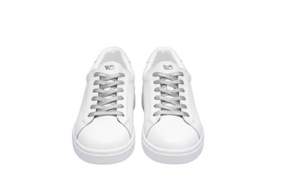 Sneaker ecopelle bianca ATACA Uriel Vortex Wish Dance Shop con suola bianca in gomma e dettagli in argento pivot.