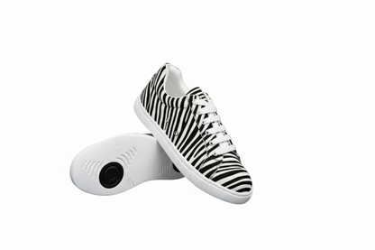 Sneaker Wish Dance Shop ATACA Zebry White Vortex in tessuto zebrato vegan, suola bianca in gomma e resina, dettagli neri pivot.