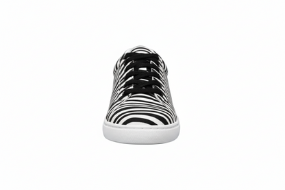 Sneaker ATACA Zebry White Vortex Wish Dance Shop in tessuto zebrato vegan con suola bianca, dettagli neri e design comodo e flessibile.