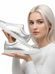 Carica immagine nella Galleria, Sneaker ecopelle silver ATACA Theia Vortex con suola bianca in gomma e resina, dettaglio pivot argento, comfort e flessibilità.