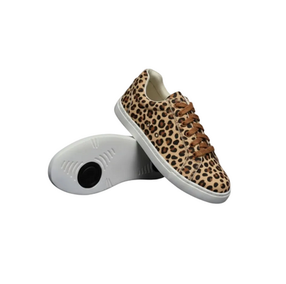 Sneaker Leopard Vortex ATACA di Wish Dance Shop in tessuto leopardato beige con suola bianca in gomma e dettagli neri pivot.