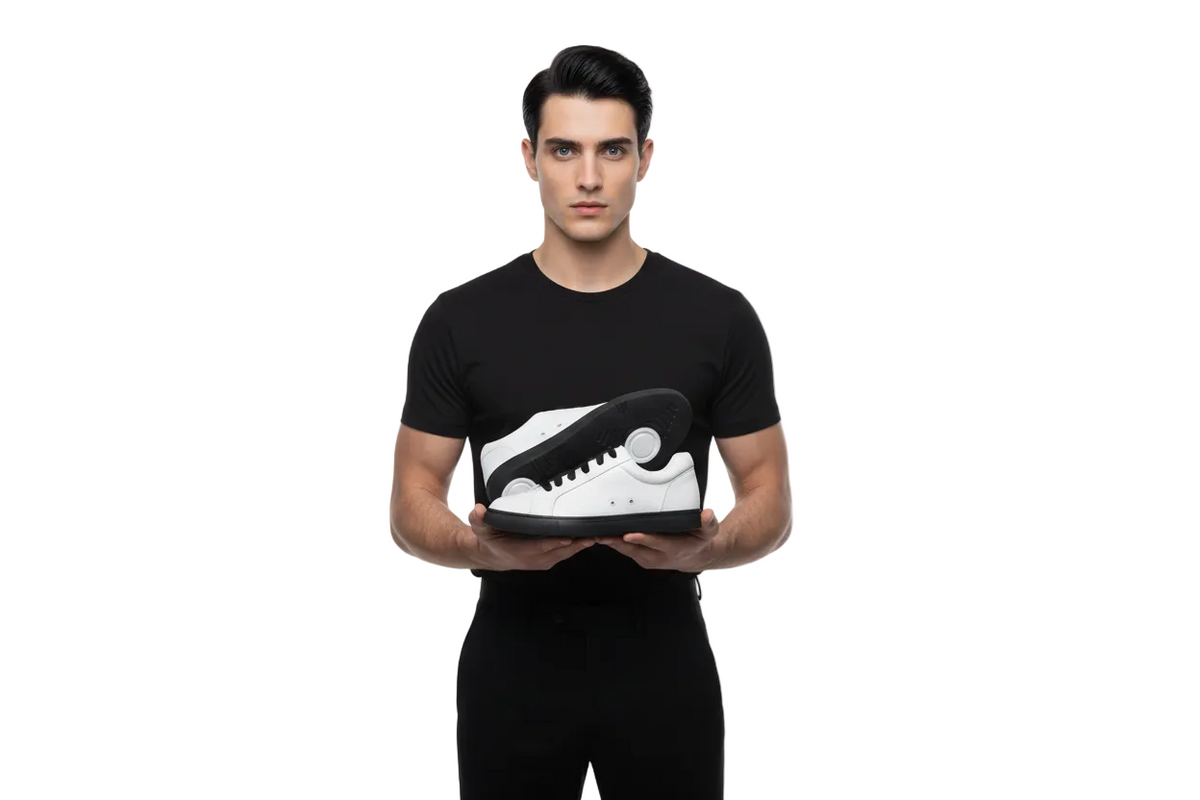 Sneaker ecopelle bianca ATACA Dalmy Vortex con suola nera, dettagli pivot bianchi, comoda e leggera, in materiale vegan e resina.