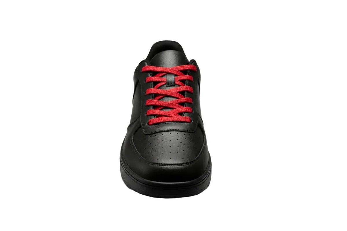 Sneaker in ecopelle nera Wish Dance Shop, suola in gomma e resina tecnica, dettagli cerchi rossi, stile vegano e moderno.