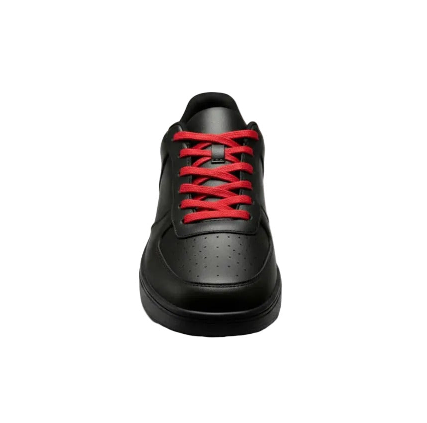 Sneaker in ecopelle nera vegan Wish Dance Shop con suola in gomma e resina tecnica, dettagli cerchi rossi.