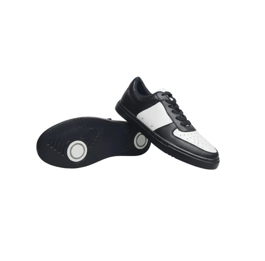 Sneaker Wish Dance Shop REY in ecopelle vegana bianca e nera, suola in gomma e resina, con cerchi bianchi e design moderno.
