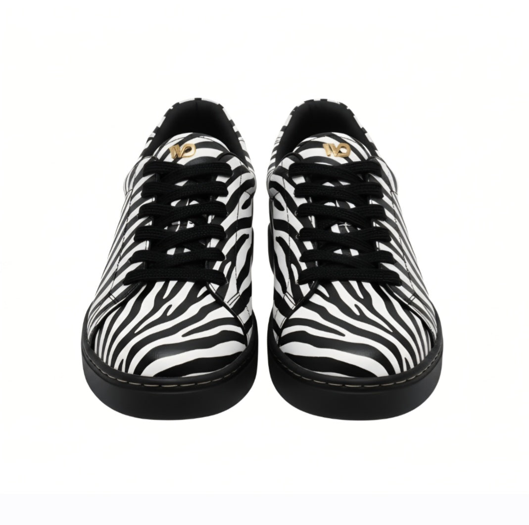 Sneaker Wish Dance Shop ATACA Zebry Black Silver Vortex in tessuto zebrato vegan, suola nera, dettagli argento pivot, comfort leggero.