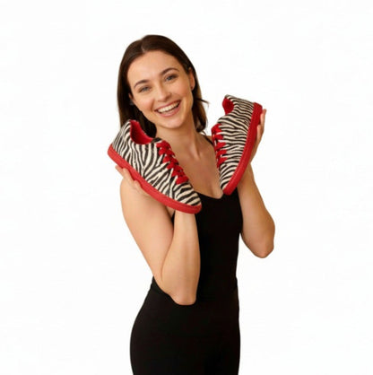 Sneaker Wish Dance Shop ATACA Zebry Red Gold Vortex in tessuto zebrato vegan, suola rossa in gomma e resina con dettagli oro.
