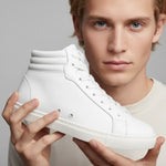 Carica immagine nella Galleria, Sneaker GERO White Vortex Wish Dance Shop con tomaia in ecopelle bianca, suola bianca, dettagli neri e design alto collo.
