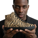 Carica immagine nella Galleria, GERO Tiger Black Gold Vortex (L0703FCE) - Sneaker Collo Alto Disegno Tigre del Bengala Totale materiale Vegan confort Light Flex Suola Nera in Gommina e Resina Tecnica Cerchi Oro Pivot

