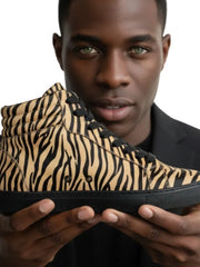 Carica immagine nella Galleria, GERO Tiger Black Gold Vortex (L0703FCE) - Sneaker Collo Alto Disegno Tigre del Bengala Totale materiale Vegan confort Light Flex Suola Nera in Gommina e Resina Tecnica Cerchi Oro Pivot