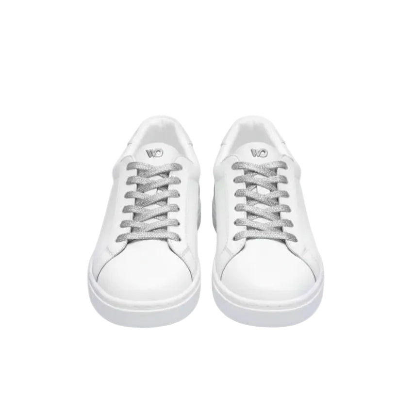 Sneaker ecopelle bianca ATACA Uriel Vortex con suola bianca, dettagli in argento e design confortevole in materiale vegan.
