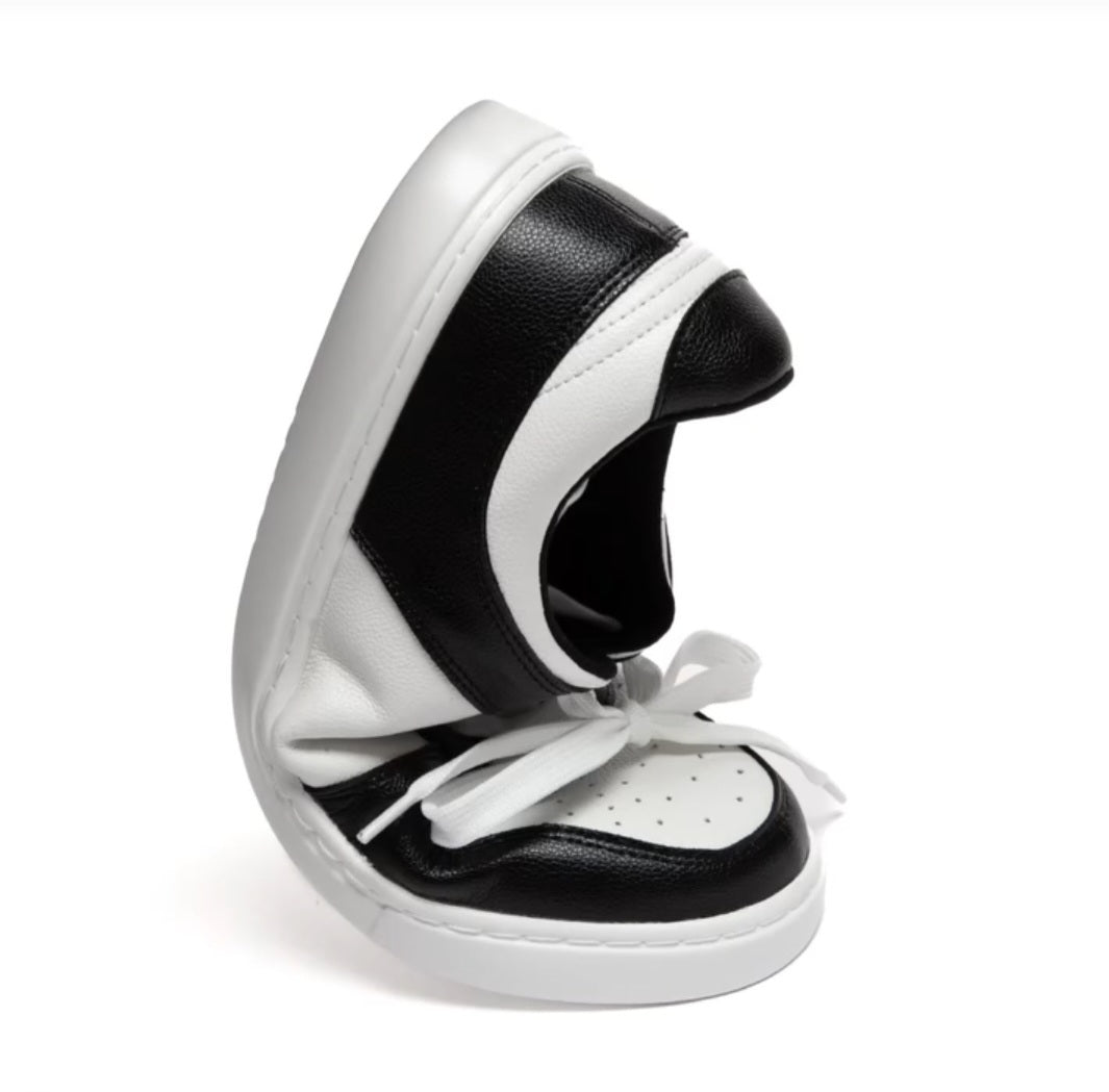 FABRIS (L0702FCE) - Sneaker in Ecopelle Vegan Bianca e Nera Suola in Gommina e Resina Bianca Tecnica Cerchi Neri Pivot