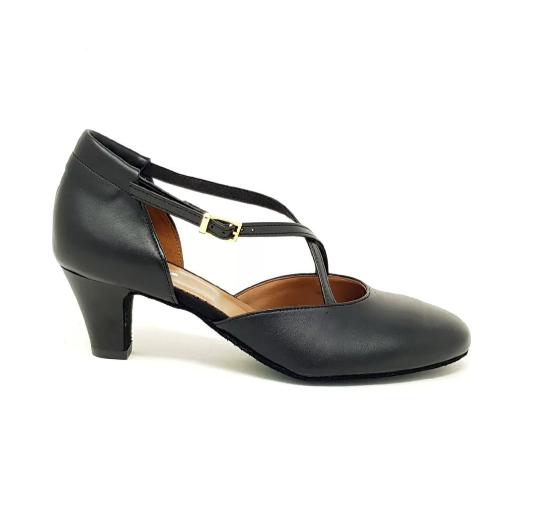 Scarpa da donna Cuccarini (458) in vera pelle nera, semichiusa, con tacco basso e design elegante.