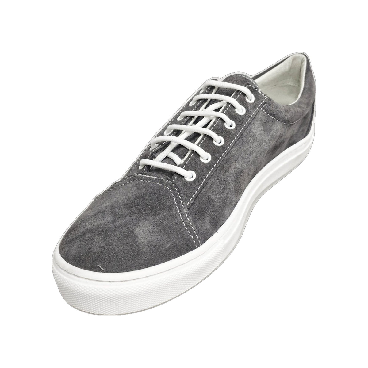 Sneaker urban in camoscio grigio Albir Ceniza con cuciture bianche e suola in resina di gomma bianca, comoda e versatile.