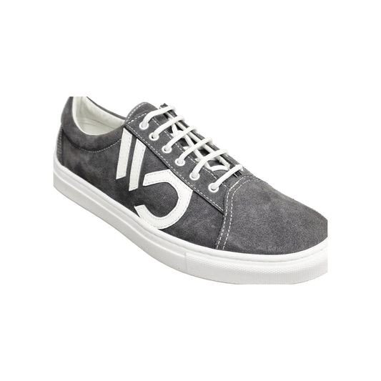 Sneaker Urbanzik Albir Ceniza in camoscio grigio con cuciture bianche e suola in resina di gomma bianca, comoda e alla moda.