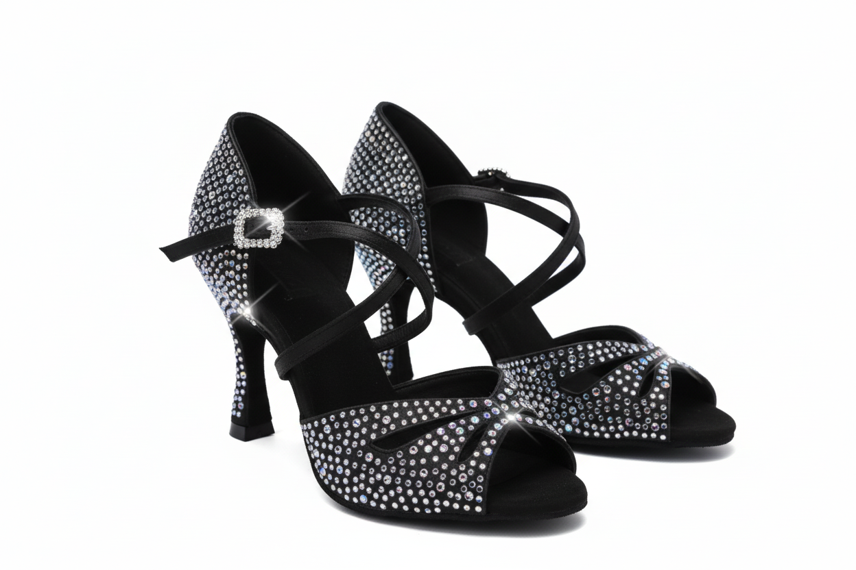 Scarpa da donna Flavia Dreams Deluxe in raso nero con strass boreali e tacco a rocchetto, ideale per ballo e occasioni speciali.