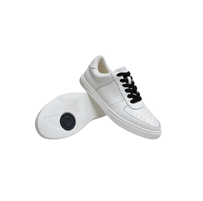 Sneaker in ecopelle bianca Wish Dance Shop, suola in gomma bianca, dettagli in resina tecnica e cerchi neri pivot.