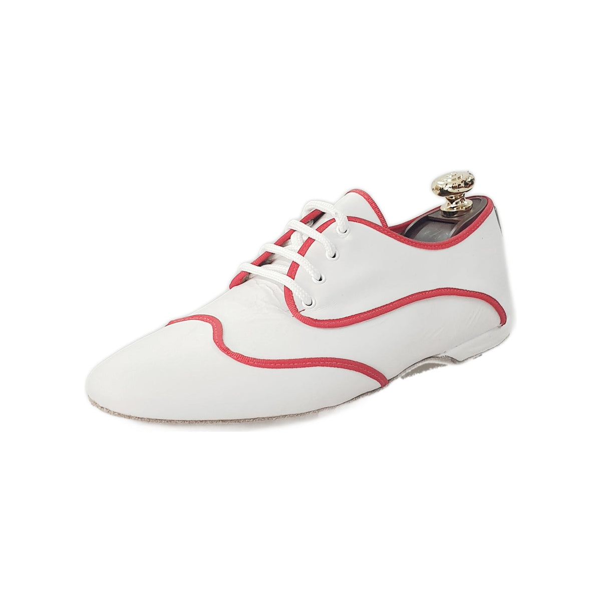 Scarpa jazz Billie Caribe in pelle bianca con profilo rosso, design elegante e dettagli artistici, ideale per danza.