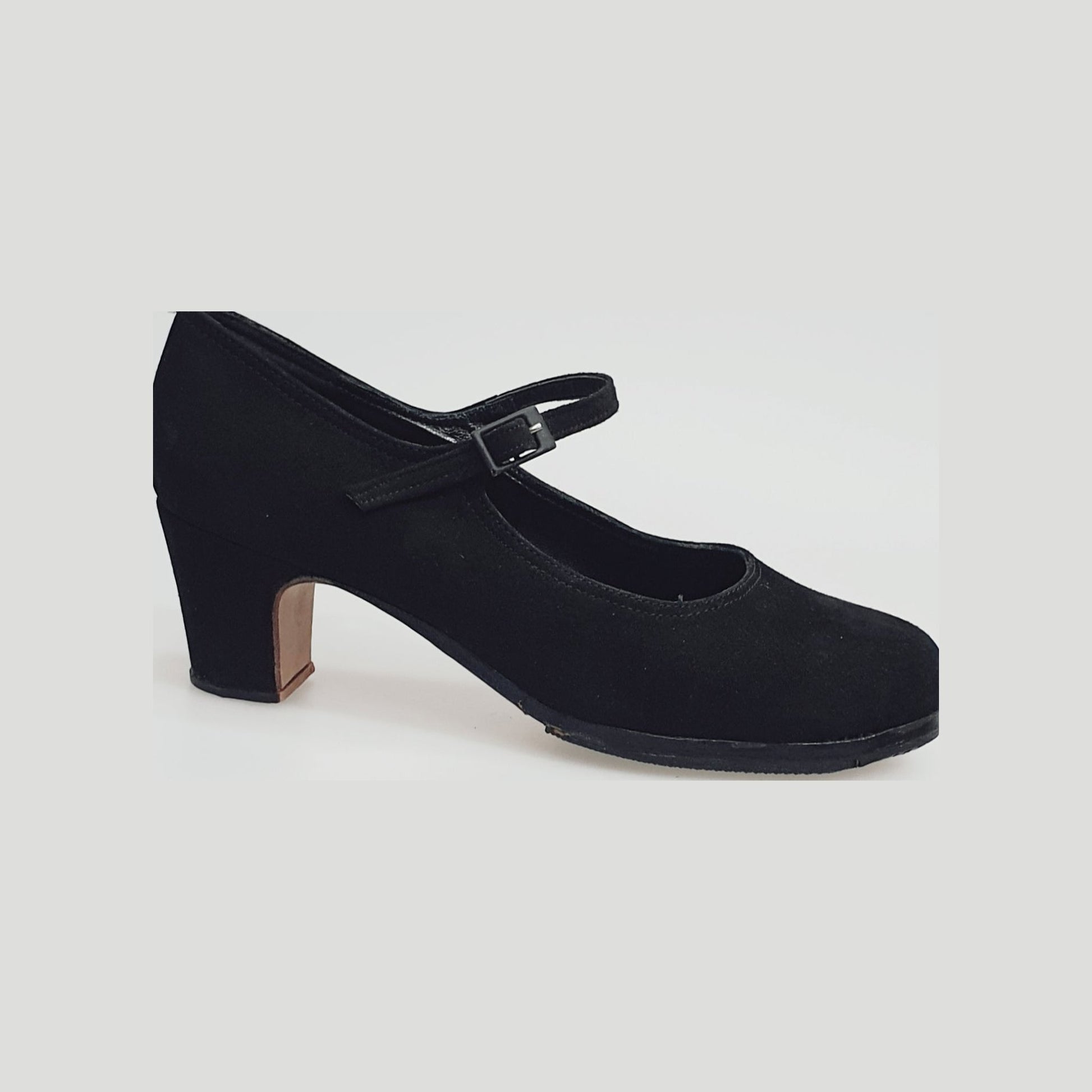 Scarpa da flamenco Carmen in camoscio nero con chiodi ribattuti a mano, stile elegante e tradizionale.