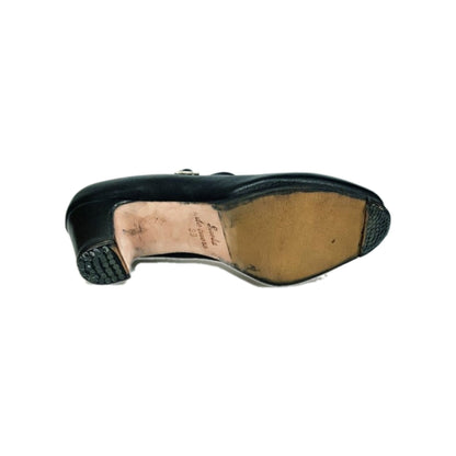 Scarpa decoltè da flamenco Carmen in pelle nera con chiodi ribattuti a mano, ideale per danza e performance artistiche.