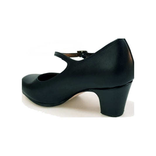 Scarpa decolleté da flamenco Carmen in pelle nera con chiodi ribattuti a mano, stile elegante e tradizionale.
