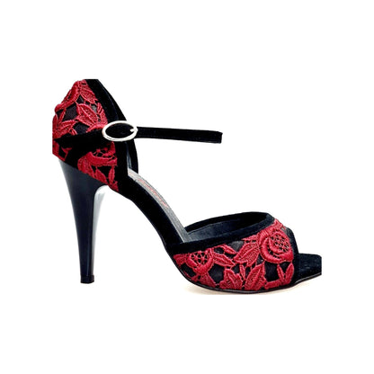 Sandalo donna Wish Dance in camoscio nero e Pizzo Sally Rosso Granada con tacco a spillo largo smaltato nero.