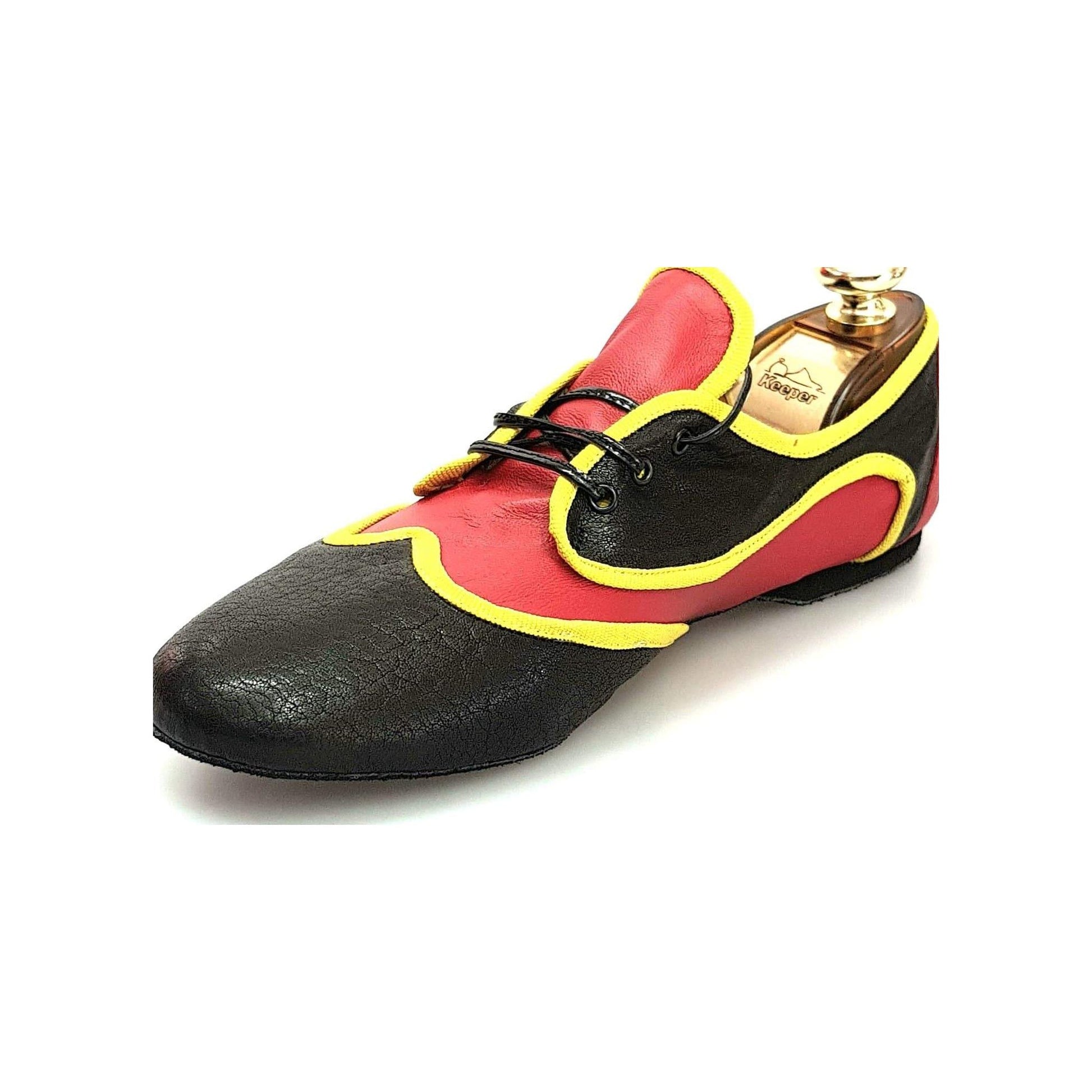 Scarpa jazz Bantu Black (Jazz 07) di Wish Dance Shop con punta nera in pelle e camoscio rosso, stile angolano.